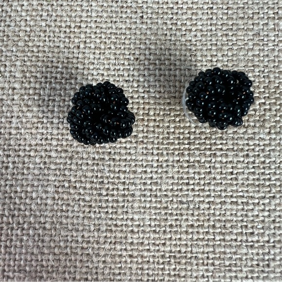 Black seed bead twisted Irish knot stud earrings medium simple post - Picture 3 of 5